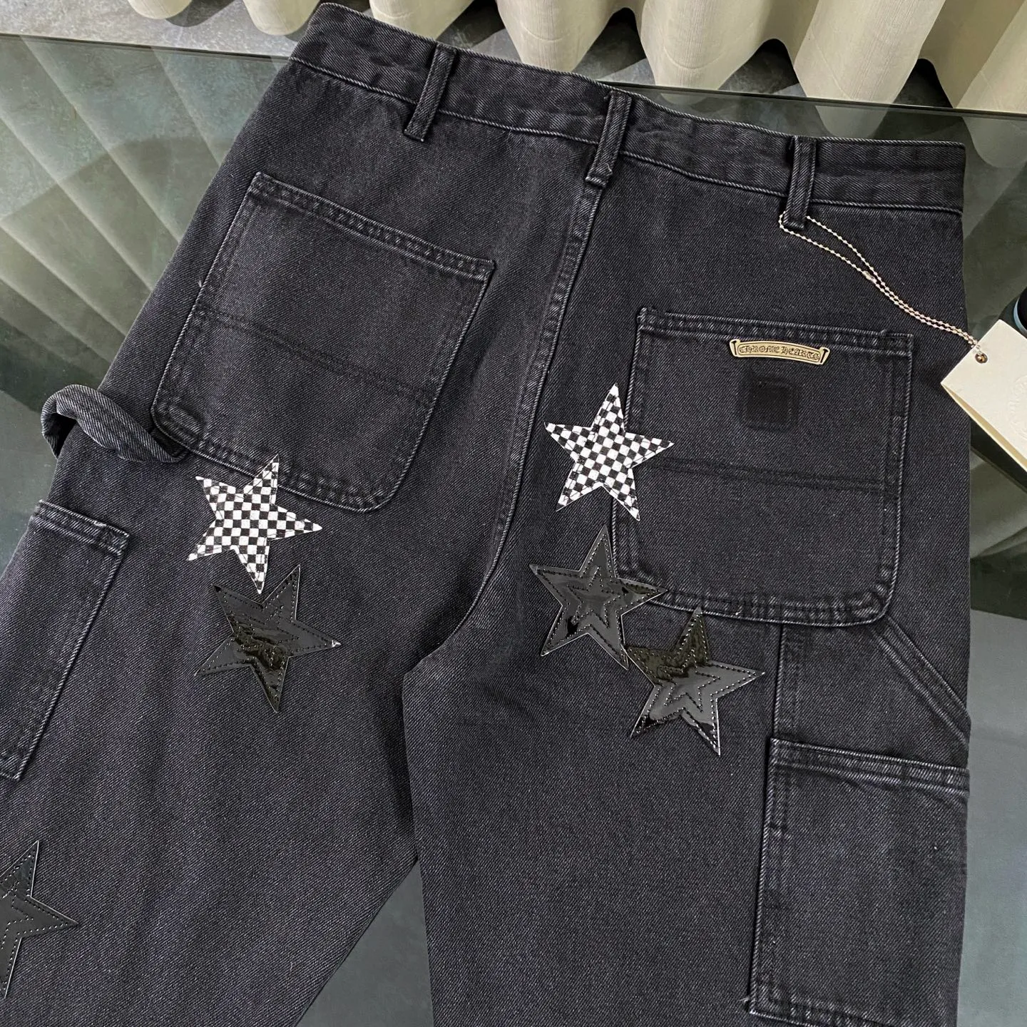 P270 Chrome hearts Chrome hearts Miami limited edition star black work jeans logging pants Chrome hearts city limited jeans Hardware customization Original development vintage levis American-made 501 black and gray base version Levi's American-made 501 base version Imported sheepskin 925 silver jewelry remake [Top heavy industry fashion design] Consistently high-street luxury style. Speaking of this style, the Zangyin family and GU family are definitely the leading representative brands. Especially the Zangyin family has really achieved a state-of-the-art effect in creating high-street style. The unique washed material is used to create this style. The color system is already quite eye-catching. After it is decorated with patchwork cross flowers, it cleverly highlights the charm of the brand. Secondly, this style uses classic The high-waist cutting design highlights the long legs and fashionable temperament of the upper body. The brand is highly recognizable and the slim fit configuration is more suitable for daily wear. It is a product that interprets personality, fashion, and specifications at a glance. This single product is enough to make any fan excited. It can be a white T-shirt for a youthful college style, or a tight suspender for a royal style. It has strong matching ability and can be easily controlled by men.  [Materials and craftsmanship] Needless to say, this point goes without saying. As an excellent craftsman brand, Zangyin’s requirements for details and craftsmanship are really perfect. The washed color of this model has gone through so many processes, not to mention the embellishment of denim appliques. It is also purely hand-made and sewn. Just like what they believe in, only hand-made things have soul and have the meaning of wear. A top-notch heavy-duty fashionable denim item, I look forward to your perfect interpretation! ! Color: black Size: 30-36